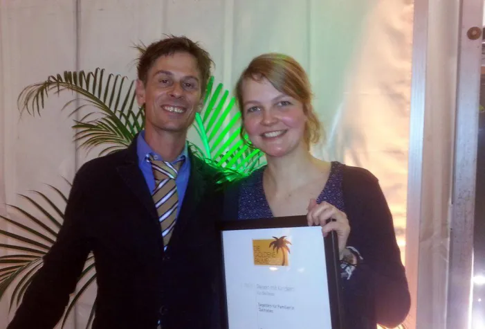 Bild: "SAILORAMA Segelreise" sonnt sich unter goldenen Palmen