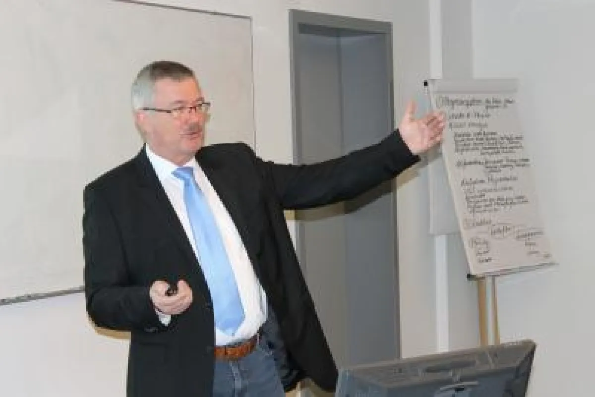 Gastdozent Oskar Burkert - Foto: SRH