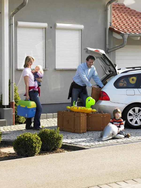 Wer vor dem Urlaub alle Rollläden fest schließt, signalisiert Einbrechern: freie Bahn. Intelligente Zeitschaltuhren können hier helfen. Quelle: elero