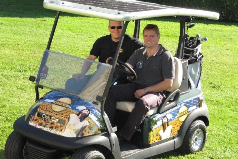 Bild: Erster Thüringer Solar-Golfcart übergeben-Mühlbergs Golfer nutzen zwischen 18 Löchern die Energie der Sonne