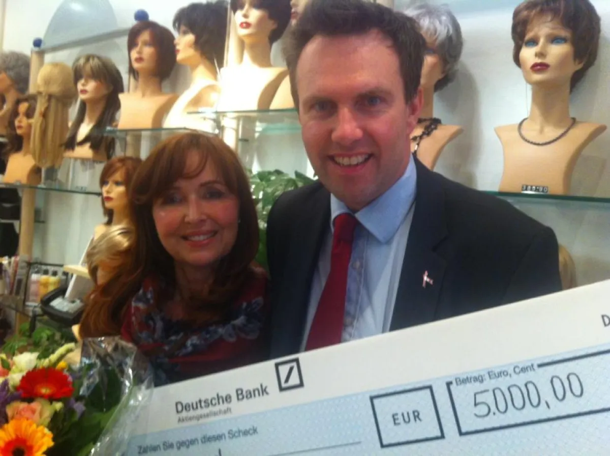 Annette Rexrodt von Fircks, Rexrodt von Fircks Stiftung, freut sich über die Spende von Harald Heinz