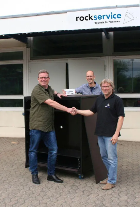 Udo Heeger (LNC), Julian Thum und Utz Rüscher (Rockservice) bei der Gewinnübergabe