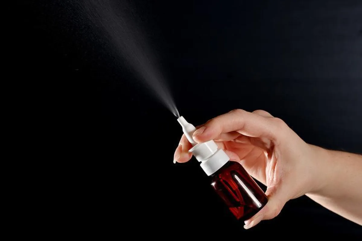 Gegenüber der Spritze hätte eine Impfung über die Schleimhäute per Nasenspray viele Vorteile, doch sind dafür verstärkende Substanzen – Adjuvantien – nötig. (HZI/Hallbauer&Fioretti)