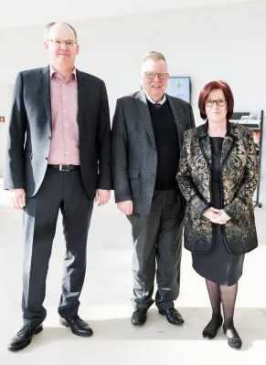 Bild: Parlamentarische Staatssekretärin im Bundesgesundheitsministerium zu Besuch bei Hofmann & Sommer