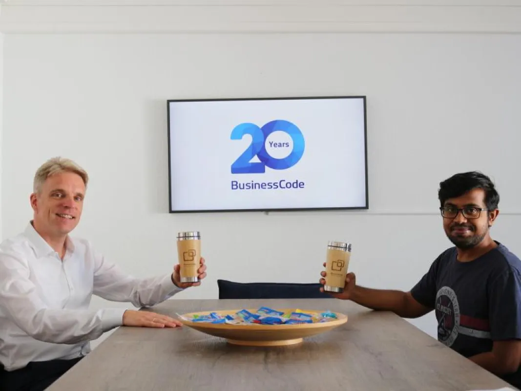 BusinessCode CEO Martin Schulze und Mitarbeiter Srinivas Nandagudi präsentieren die neue Küche