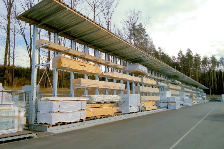 Bild: DFH Haus: Lagerplatz für Material aller Art - vom kleinen Karton bis zum fertigen Groß-Bauteil