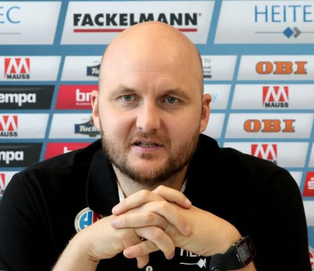 (Foto: HJKrieg, Erlangen) – HC-Trainer Eyjolfsson freut sich über den Einzug ins Viertelfinale