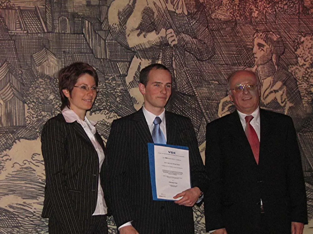 Dipl.-Ing. Sandra Becker, VDE-Köln mit  Preisträger Dipl.-Ing. Michael Heyen und Professor Dr. Heinz Goldbecker (RFH) während der Urkundenübergabe
