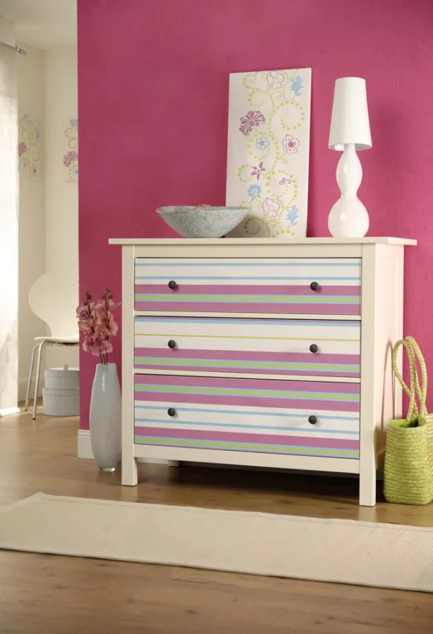 So macht Ordnung Spaß: Die Kommode mit farbenfrohen Streifen sorgt für gute Laune!