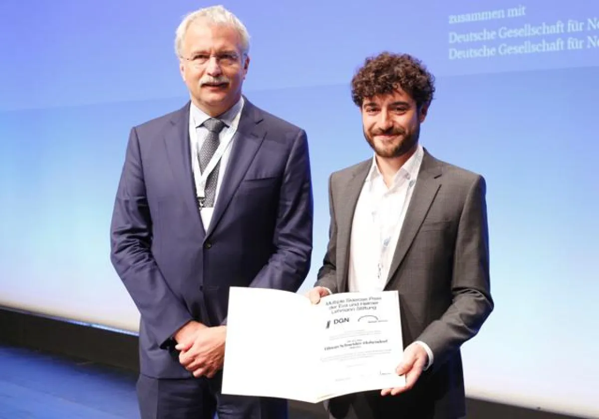 Prof. Dr. Ralf Gold (l) und Dr. Tilman Schneider-Hohendorf (r). Credit: DGN, S.Bratulic.