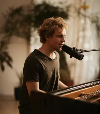 Bild: Mit „Soldier“ kämpft sich Münchener Sänger Jakob August an die Spitze des Pop-Olymp!