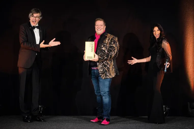 Bild: Motivationstrainer gewinnt erneut internationalen Rednerwettbewerb!