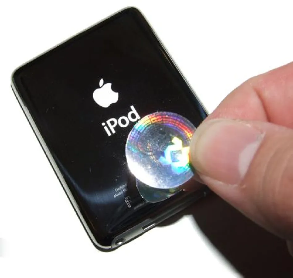 Registrierte Geräte werden mit einem Hologramm-Sticker gekennzeichnet.