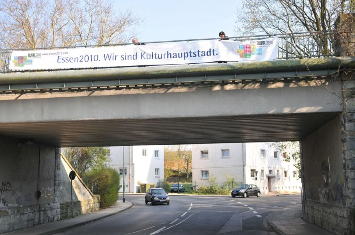 Installation eines Großbanners in der Essener Innenstadt