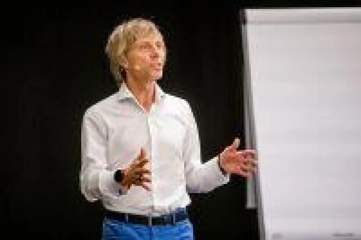 Er ist ein gefragter Speaker, aktuell aufgenommen in Top100 Unternehmer Speaker Excellence 2020: Lutz Ramlich