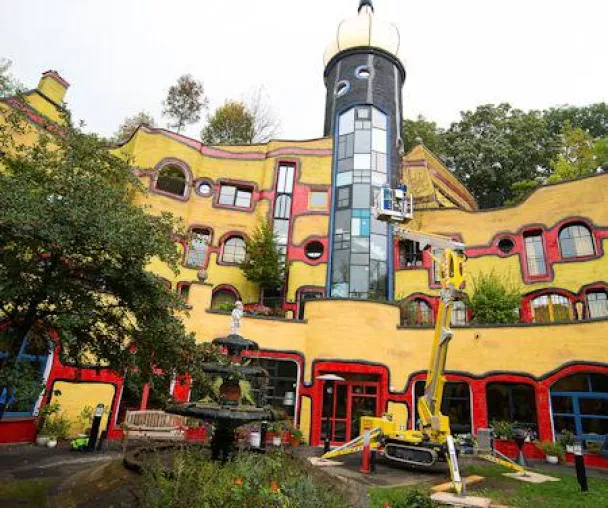 Gebäudereiniger-Ausbildung einmal anders: Fensterreinigung in märchenhafter Kulisse des Hundertwasserhauses Bild: Gebäudereiniger-Ausbildung einmal anders: Fensterreinigung in märchenhafter Kulisse des Hundertwasserhauses