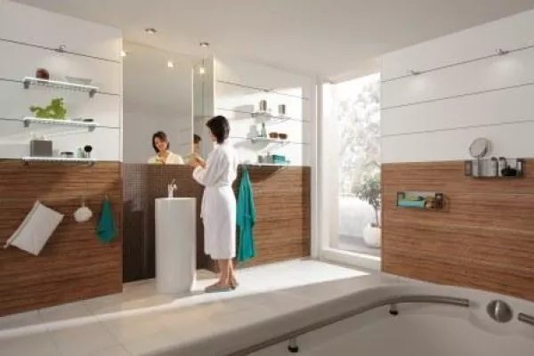 Bild: Gemütliches Bad mit Wandkleidern in Holzoptik