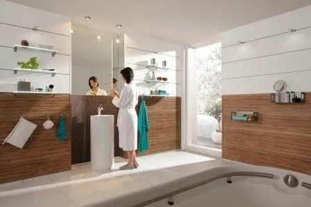 Bild: Gemütliches Bad mit Wandkleidern in Holzoptik