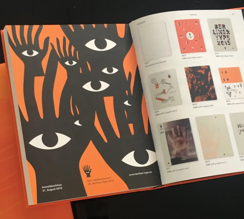 Die Nominee-Publikation. Der Gold-Gewinner erhält die Stahlskulptur