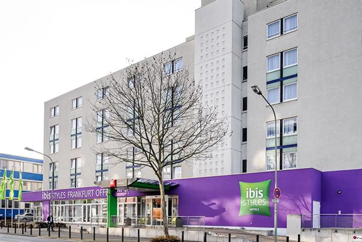 Mit der S-Bahn nur sechs Minuten vom Frankfurter Zentrum entfernt – das ibis Styles.