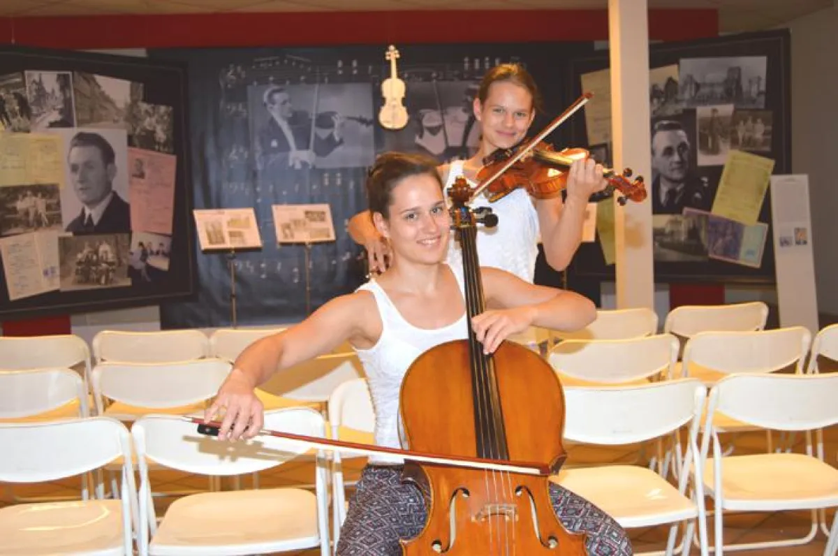 Miriam (Cello) und Sara (Violine) Göbel vor der Erinnerungsbühne des Kapellmeisters Körner