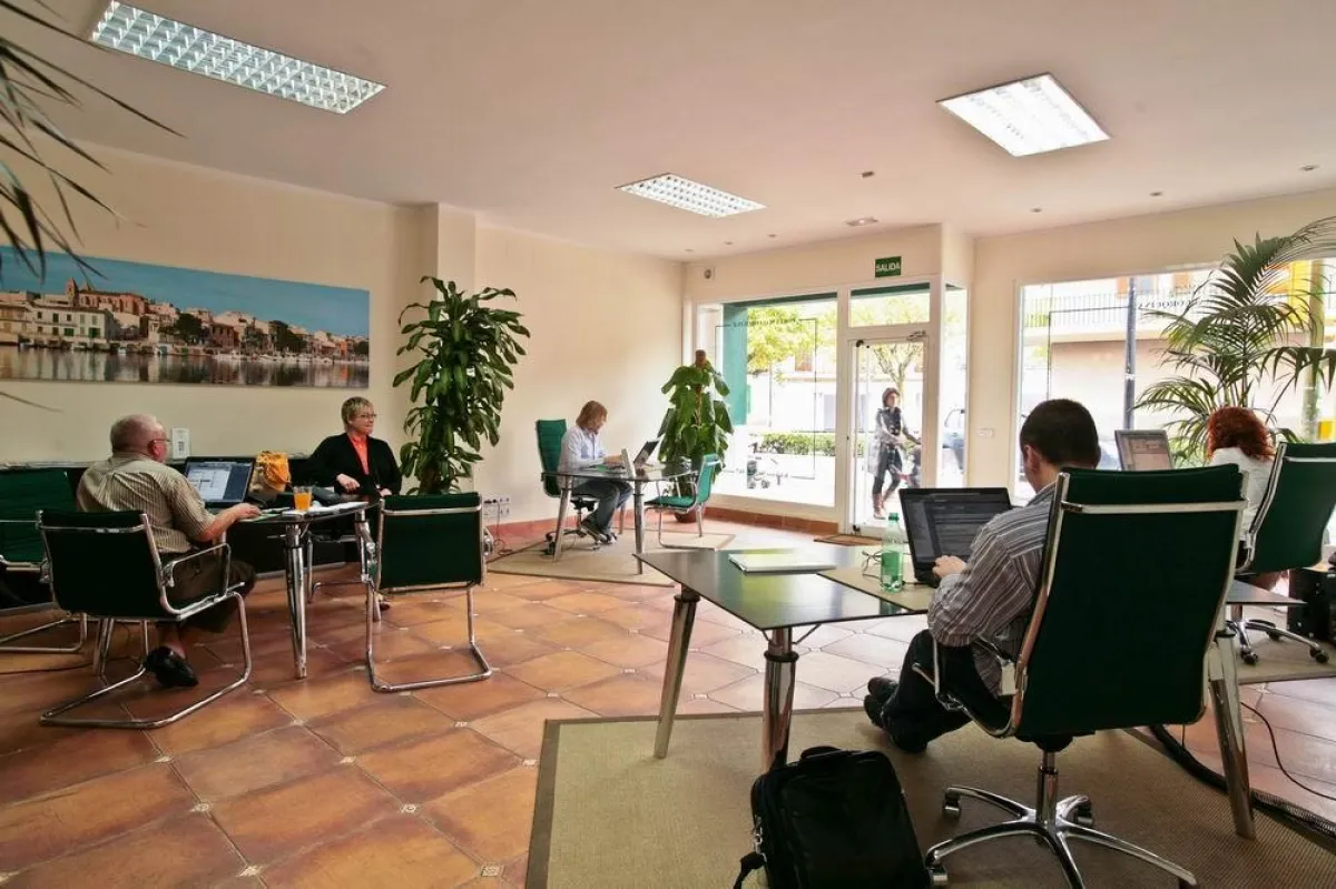 Das gut eingeführte Immobilienbüro von Porta Mallorquina im Süden Mallorcas.