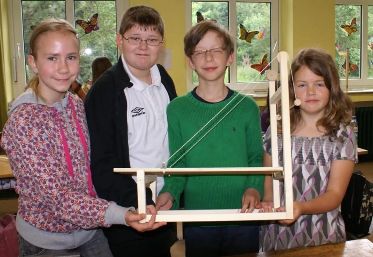 Jacqueline, Tim, Leon und Friederike mit ihrer Zugbrücke