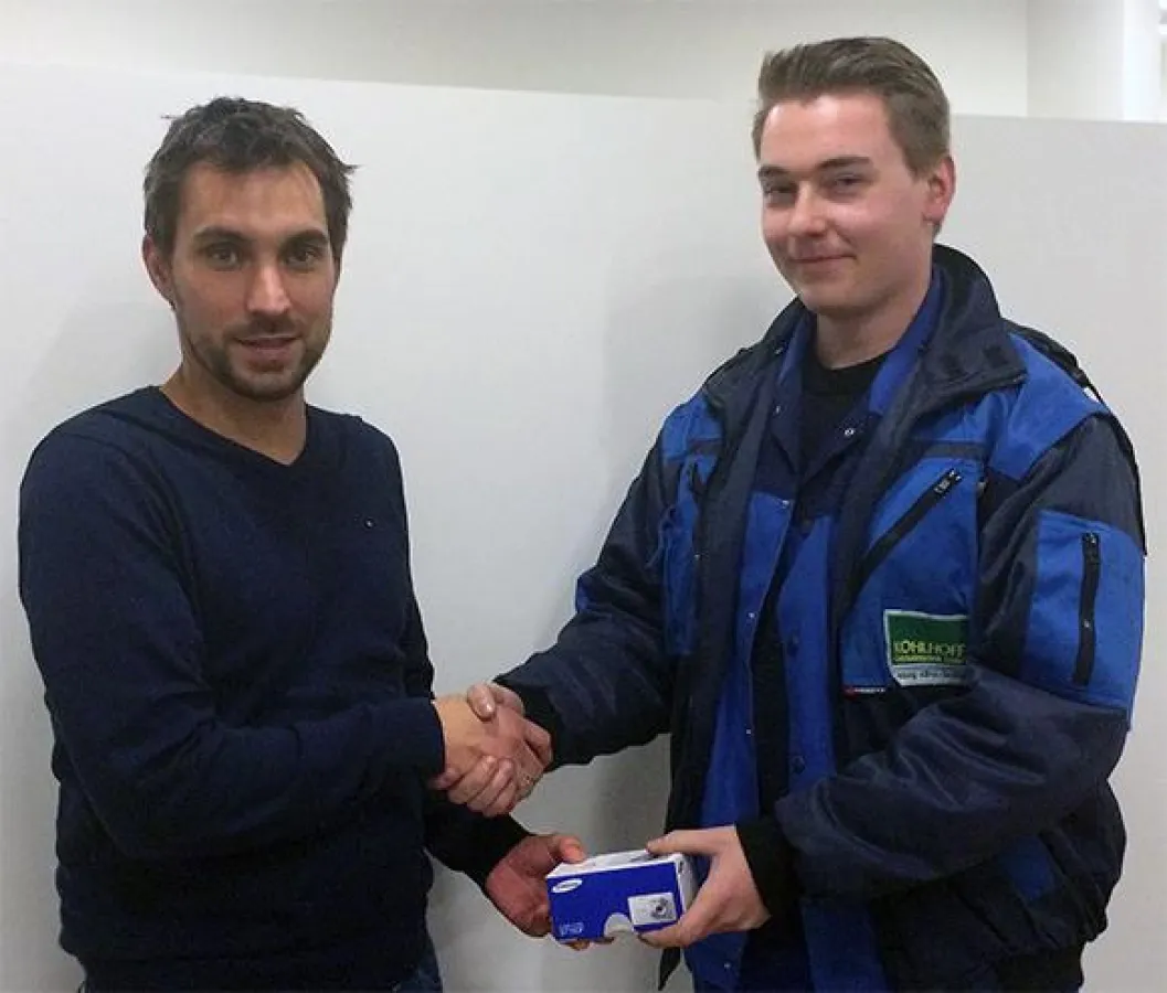 Nils Meyer überreicht Niklas Runkel den Gewinn.