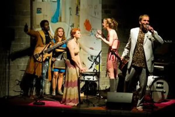 Köln-Premiere Silke Z. resistdance, like A POPSONG (Performance) ab 12 Jahren 11.+12. Nov. 2015 Bild: Köln-Premiere Silke Z. resistdance, like A POPSONG (Performance) ab 12 Jahren 11.+12. Nov. 2015