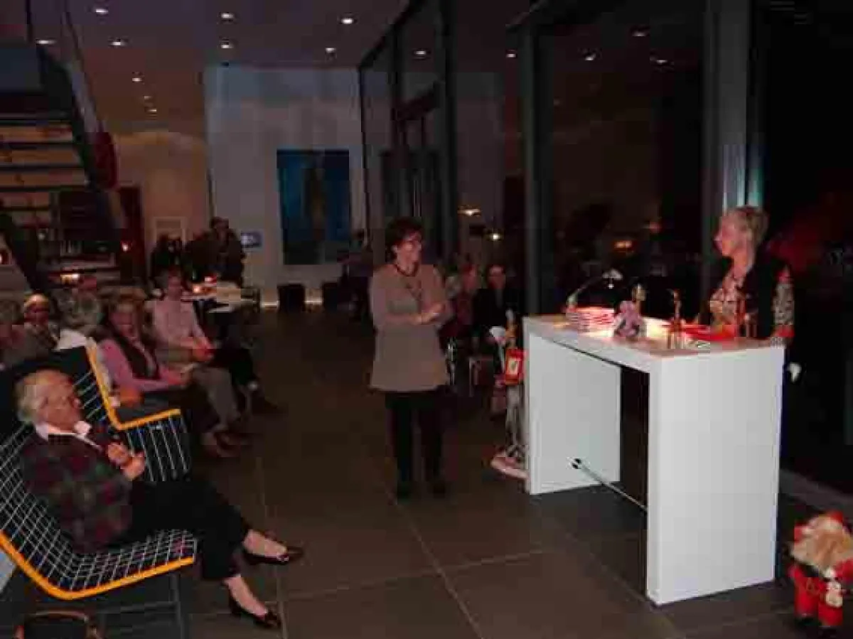 Christine Albrecht (Mitte) begrüßt die Autorin Claudia Knöfel