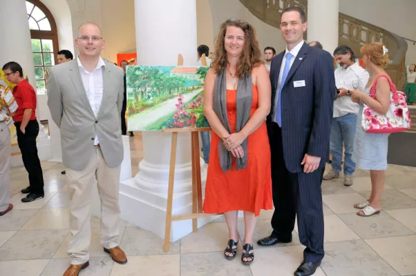 Bild: Sebastian Stirner (Gothaer) und Hans-Peter Zobl (Stilgalerie) zeigen Betina Fichtl im Schloss Dachau