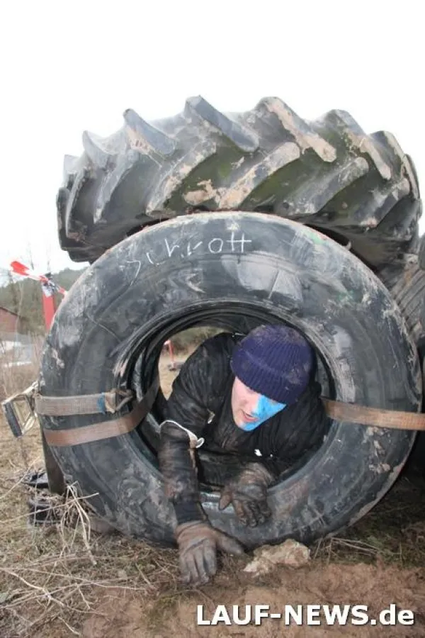 Schon beim letzten Lauf eine Herausforderung: Das Reifenhindernis beim BraveheartBattle
