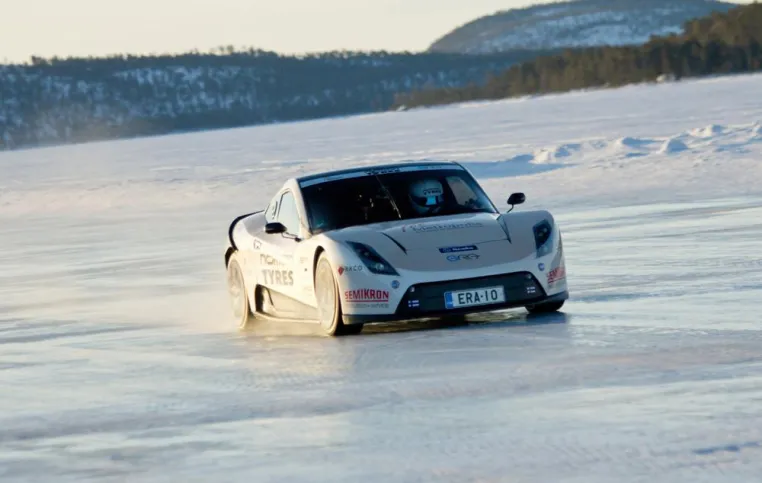Bild: Nokian-Reifen die Schnellsten auf Eis auch mit einem Elektroauto: neuer Weltrekord 252,09 km/h