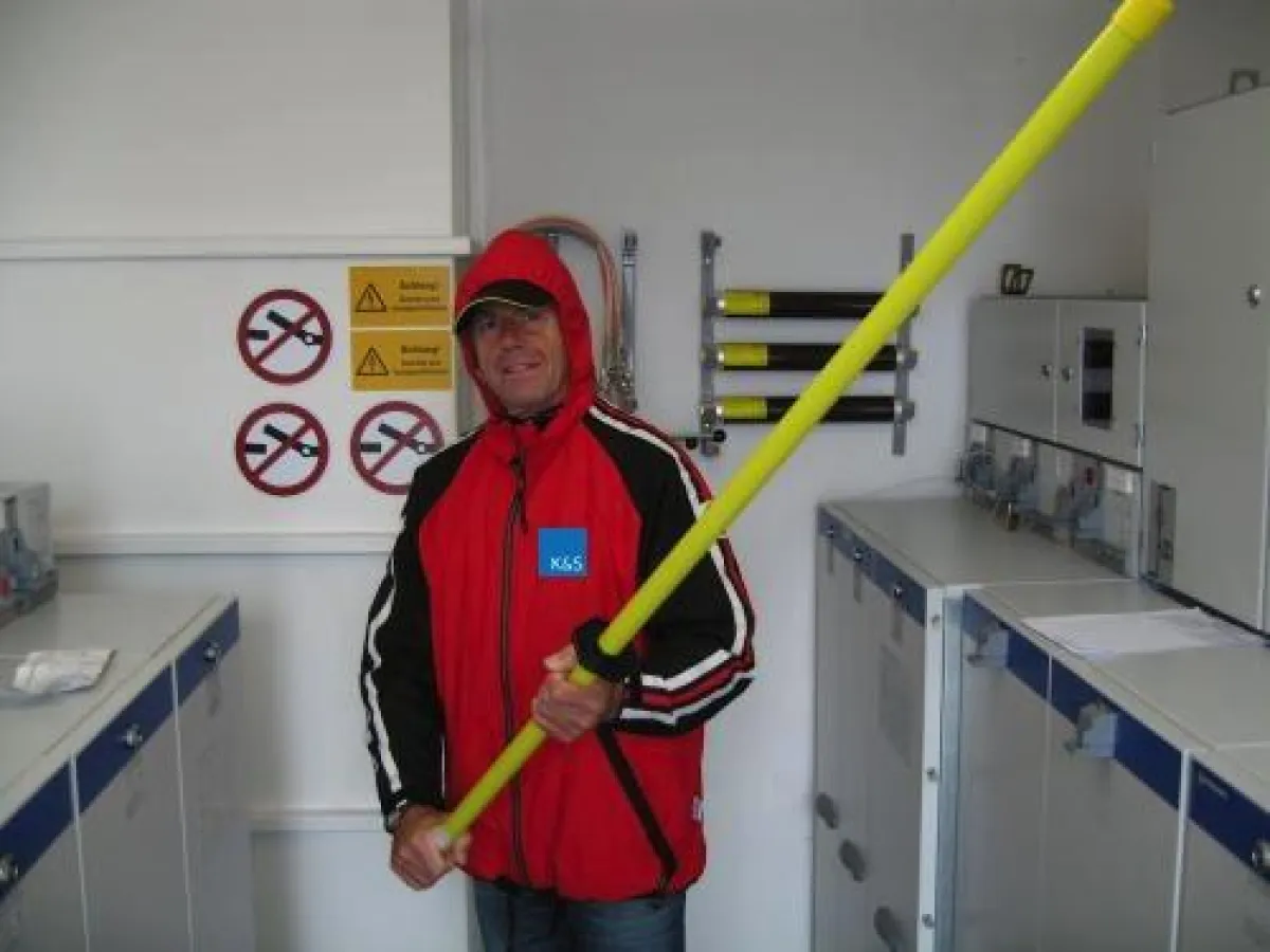 ARBEITEN UNTER SPANNUNG bei PV, Wind, Speicher