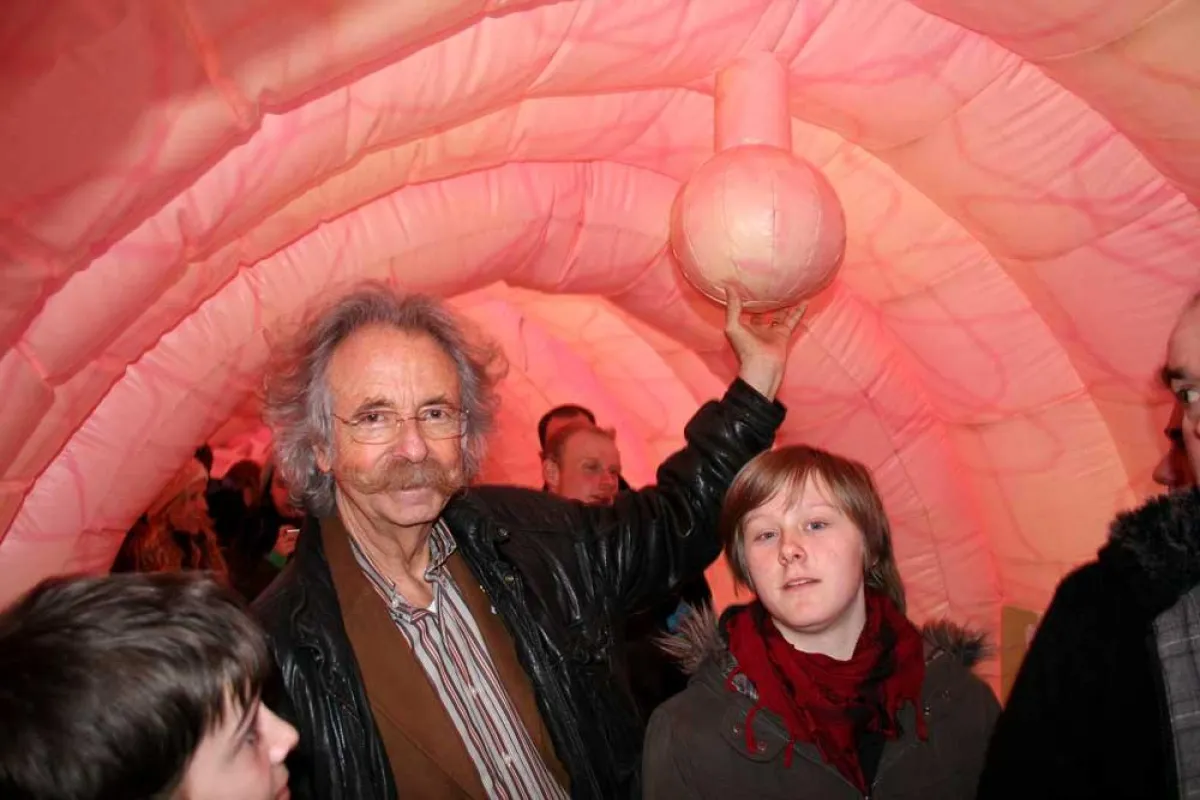 Wissenschaftsjournalist Jean Pütz im Darmmodell