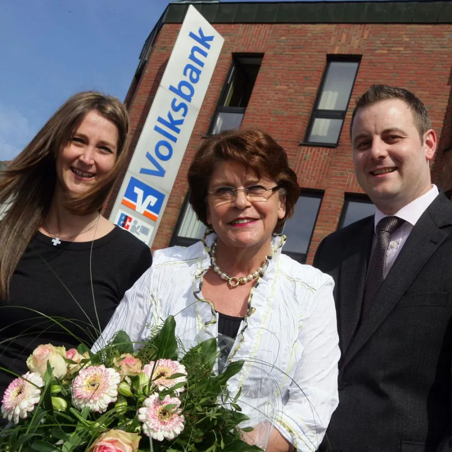 Sie geht mit einem lachenden und einem weinenden Auge: Birgid Mühlstroh wird von Christian Fegers verabschiedet. Nadine König ist neue Ansprechpartnerin.