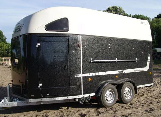 Pferdeanhängertest der Woche auf mit-Pferden-reisen.de Pferdeanhänger Thiel Mexx: Das Allround-Talent Bild: Pferdeanhängertest der Woche auf mit-Pferden-reisen.de Pferdeanhänger Thiel Mexx: Das Allround-Talent