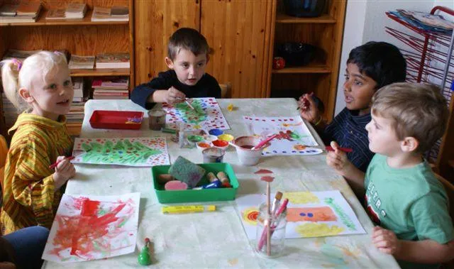 Bild: Kinder des VKJ Kinderhaus der Kleinen Füße gestalten erneut Adventskalender und Weihnachtspost der GFOS mbH