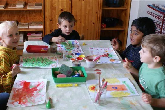 Bild: Kinder des VKJ Kinderhaus der Kleinen Füße gestalten erneut Adventskalender und Weihnachtspost der GFOS mbH
