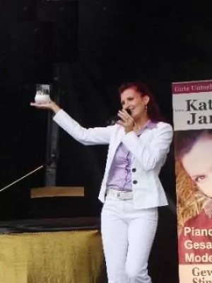 Bild: Kathrin Jantke - Neue musikalische Werbefee für Weltfirma