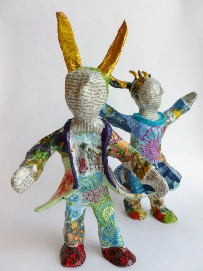 2 Zeitgenossen, Papier/Draht, Heike Roesner (2013)