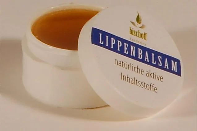 Apotheker Bischoff Lippenbalsam macht spröde Lippen weich und zart Bild: Apotheker Bischoff Lippenbalsam macht spröde Lippen weich und zart