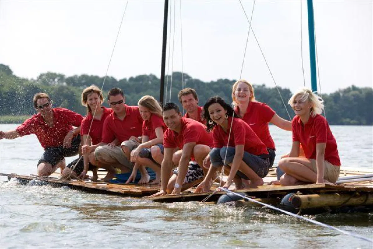 Floßbau stärkt den Teamgeist