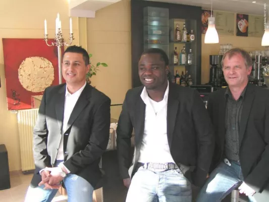 Bild: Gerald Asamoah schenkt im C´ASIA thailändischen Kaffee aus