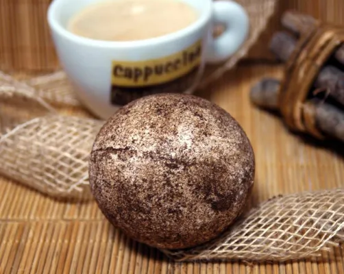 Bild: Die Seifenmanufaktur Frankfurt: Energie-Kick mit Maxi-Badekugel „Café Crème“