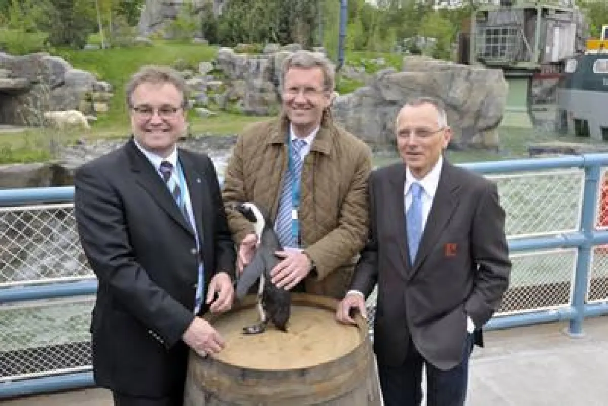 H. Jagau, Chr. Wulf und K.M. Machens vor der Eisbärenanlage