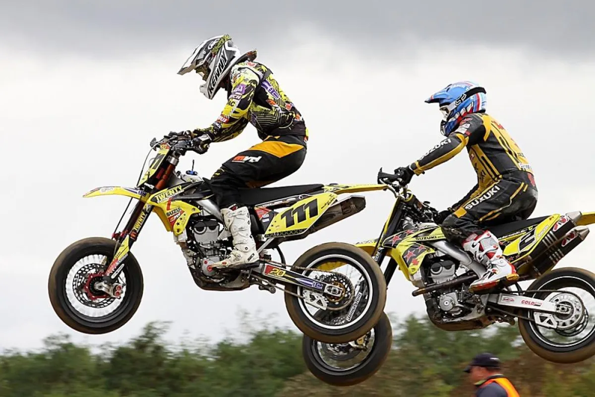 Supermoto Tiefflieger (Foto: Klaus May, zur Veröffentlichung online/print freigegeben)