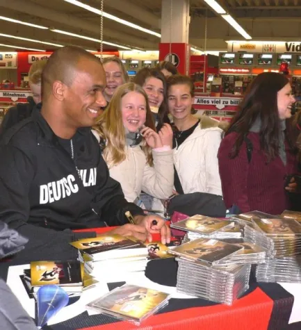 Bild: 2schneidig gibt Autogrammstunde in Wetzlar