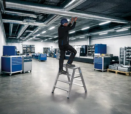 Bild: STABILO-Tritte von KRAUSE: Kompakte Steigtechnik für sichere Arbeitsabläufe im professionellen Einsatz