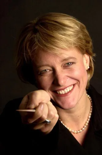 Die Dirigentin Cornelia von Kerssenbrock: Internationale Karriere mit „souveräner Hand“ und Taktgefühl Bild: Die Dirigentin Cornelia von Kerssenbrock: Internationale Karriere mit „souveräner Hand“ und Taktgefühl